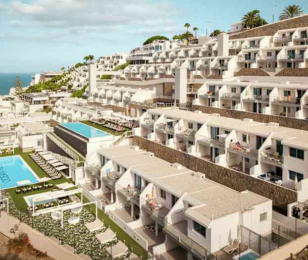 Hotellirakennus, jossa useita kerroksia ja uima-altaita kohti merta. (Tekoälyn luoma teksti)