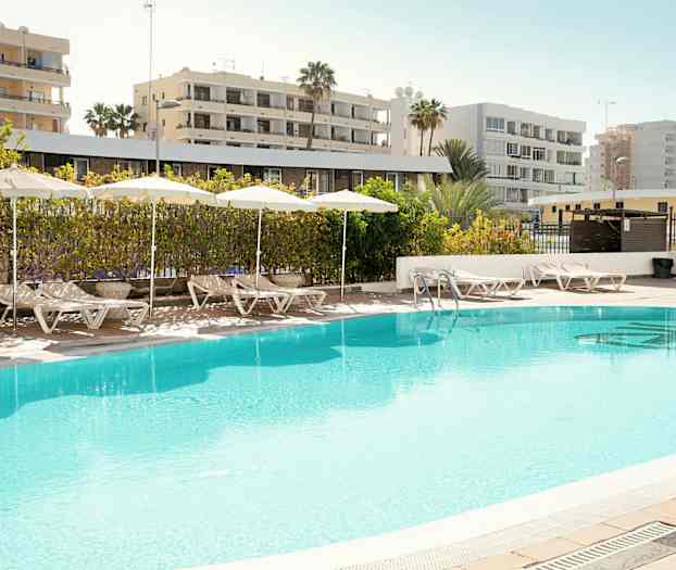 Ulkouima-allas, jonka ympärillä aurinkotuoleja ja aurinkovarjoja. (Tekoälyn luoma teksti)