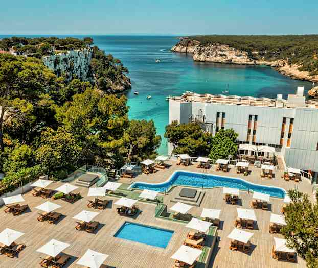 Hotellialue uima-altaineen ja aurinkotuoleineen sijaitsee lahden rannalla, jossa on kirkasta vettä ja kalliorantaa. (Tekoälyn luoma teksti)