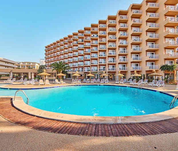 Ulkouima-allas kerrostalomajoituksen edessä. (Tekoälyn luoma teksti)