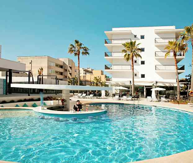 Kuvassa on ulkouima-allas, jota ympäröivät palmut ja aurinkotuolit, taustalla moderni hotelli. (Tekoälyn luoma teksti)