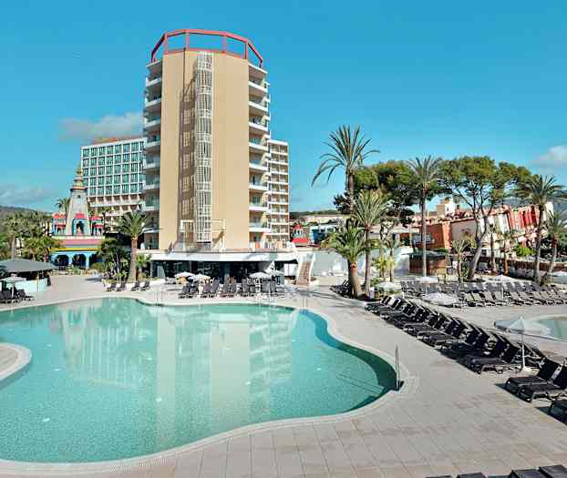 Uima-allasalue aurinkotuoleineen ja moderni hotellirakennus taustalla. (Tekoälyn luoma teksti)