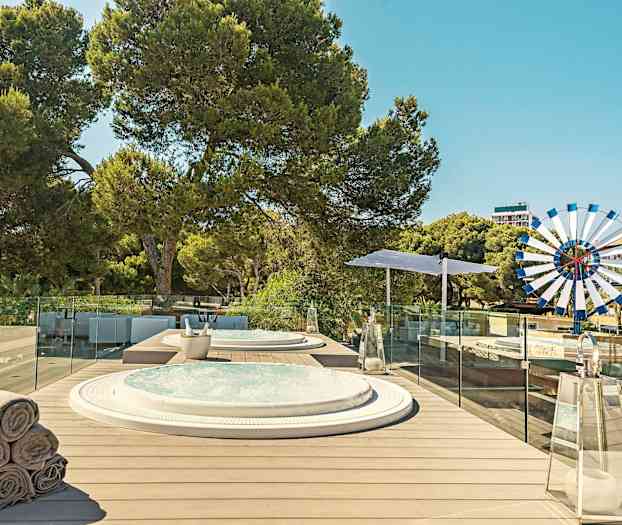 Terassi porealtailla, aurinkotuoleilla ja vehreällä kasvillisuudella. (Tekoälyn luoma teksti)