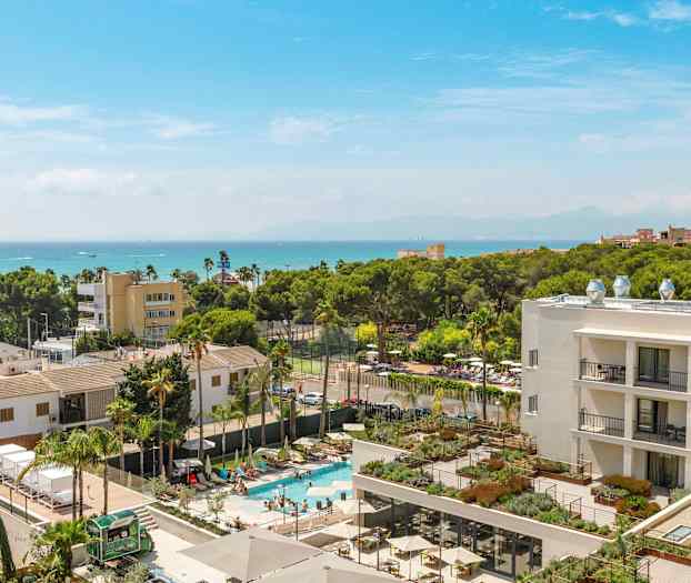 Kuva hotellirakennuksesta, jossa on uima-allas ja vihreitä puita taustalla, sekä sininen taivas. (Tekoälyn luoma teksti)