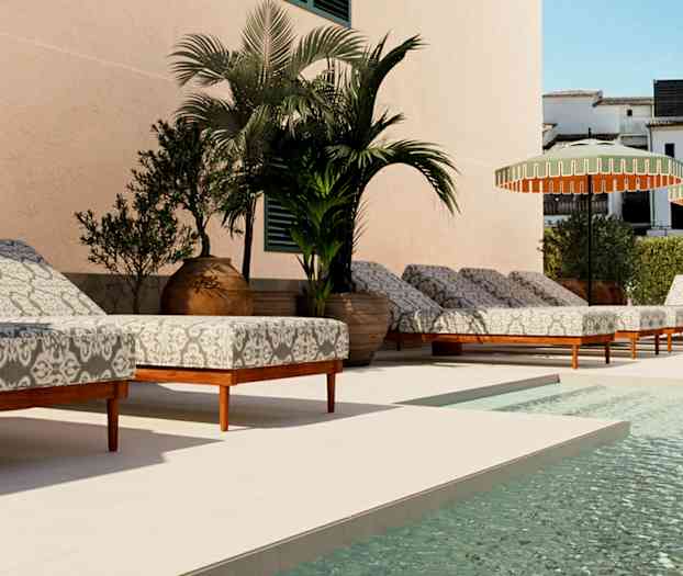 Aurinkotuoleja ja aurinkovarjoja uima-altaan vieressä. (Tekoälyn luoma teksti)