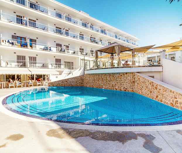 Ulkoallas hotellilla, jossa aurinkotuoleja ja parvekkeita. (Tekoälyn luoma teksti)