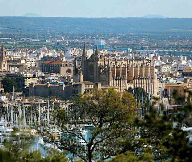 Kuva kaupungista, jossa näkyy katedraali keskellä ja venesatama etualalla. (Tekoälyn luoma teksti)