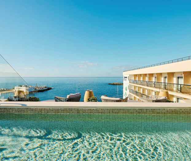 Ulkouima-allas, josta on näköala merelle ja hotellirakennukseen. (Tekoälyn luoma teksti)