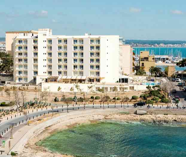 Hotelli rannalla, näkymä merelle. (Tekoälyn luoma teksti)