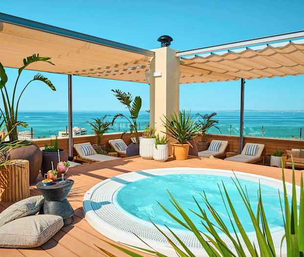 Terassi, jossa poreallas, aurinkotuoleja ja merinäköala. (Tekoälyn luoma teksti)