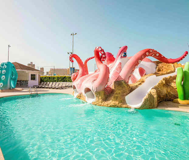 Uima-allasalue, jossa on värikäs mustekalan muotoinen vesiliukumäki. (Tekoälyn luoma teksti)