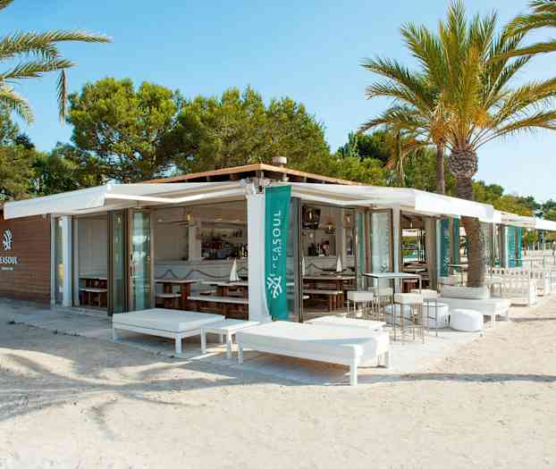 Ulkoterassi ja ravintola rannalla palmujen ympäröimänä. (Tekoälyn luoma teksti)