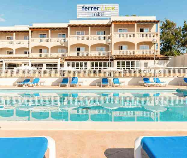 Ulkouima-allas, jonka ympärillä on sinisiä aurinkotuoleja, rakennuksen edessä, jossa on parvekkeita. (Tekoälyn luoma teksti)