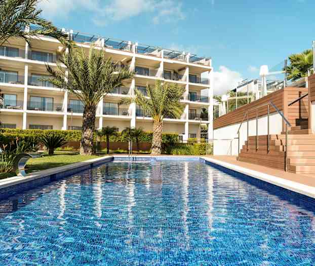 Kuva ulkoaltaasta, jossa on palmuja ja moderni rakennus taustalla. (Tekoälyn luoma teksti)