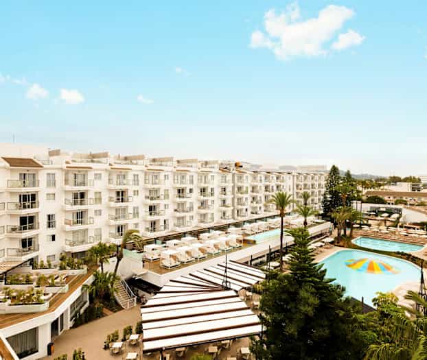 Hotellin kuva, jossa uima-allasalue ja aurinkotuoleja. (Tekoälyn luoma teksti)