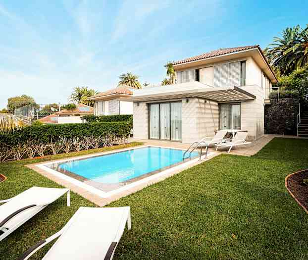 Neljän huoneen huoneisto huvilassa, 6 normaalia vuodetta, oma uima-allas