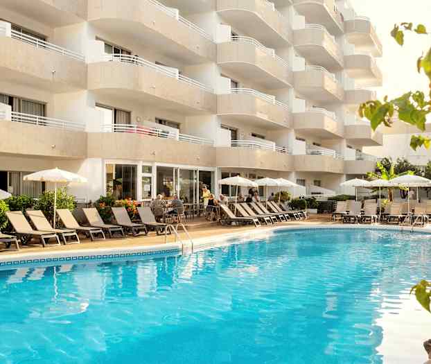 Kuva hotellista, jossa parvekkeet, uima-allas ja aurinkotuoleja. (Tekoälyn luoma teksti)