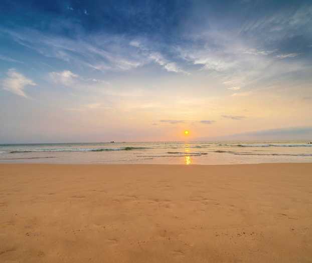 Ranta auringonlaskun aikaan, taustalla meri. (Tekoälyn luoma teksti)