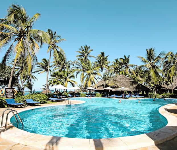 Kuva uima-altaasta, jonka ympärillä on aurinkotuoleja, varjoja ja palmuja, ja taustalla näkyy pilvetön taivas. (Tekoälyn luoma teksti)