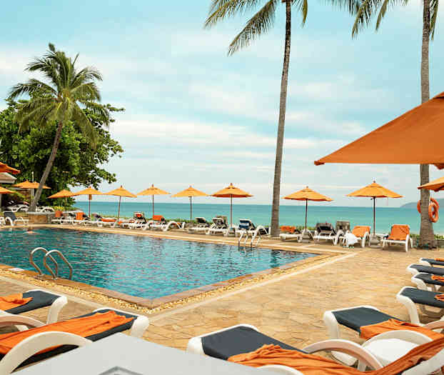 Ulkouima-allas, jota ympäröivät aurinkotuolit ja aurinkovarjot, merinäköalalla. (Tekoälyn luoma teksti)