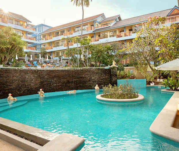 Hotelli, jossa on uima-allasalue aurinkotuoleilla ja varjoilla. (Tekoälyn luoma teksti)