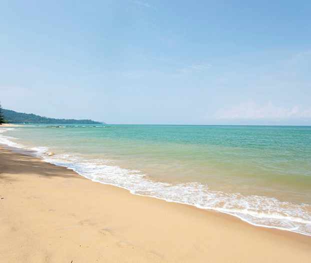 Kuva hiekkarannasta, taustalla meri. (Tekoälyn luoma teksti)