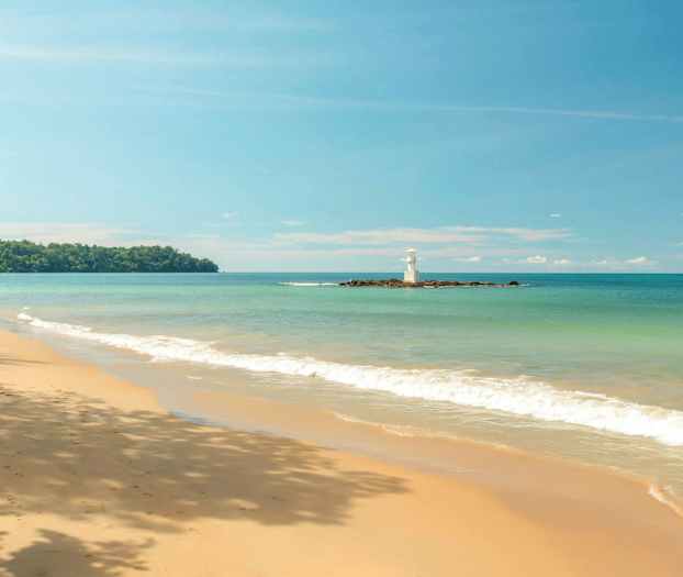 Ranta hiekalla ja aalloilla sekä majakka pienellä saarella. (Tekoälyn luoma teksti)