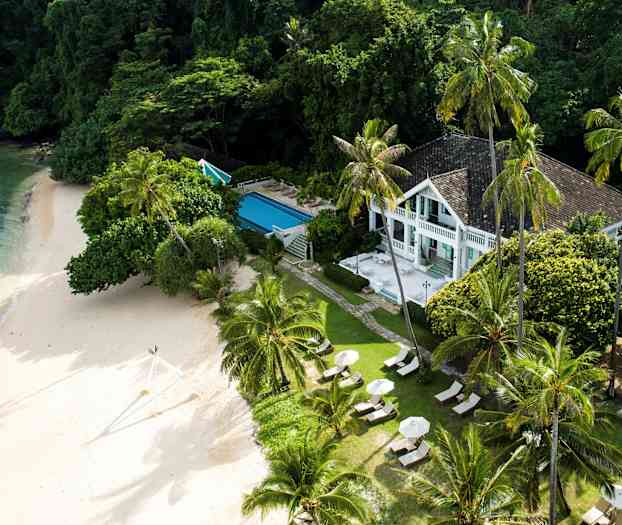 Huvila, jossa uima-allas, metsän vieressä meren äärellä. (Tekoälyn luoma teksti)