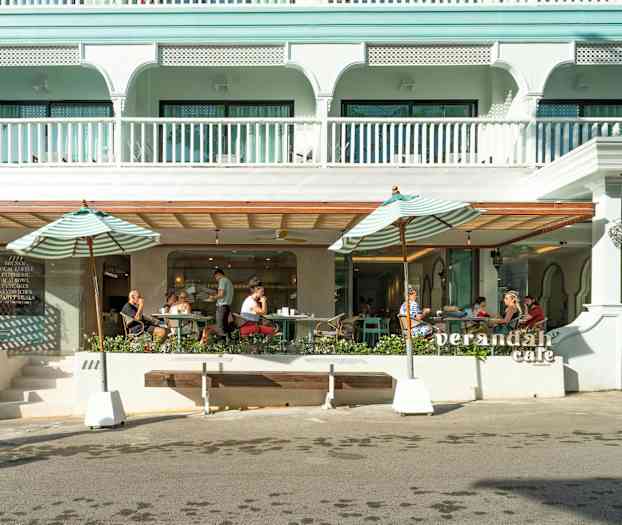 Ulkoilmakahvila, jossa on aurinkovarjoja ja istuimia. (Tekoälyn luoma teksti)