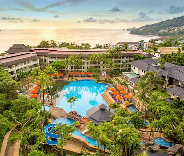 Hotellialue, jossa on uima-allas ja ympäröivä puutarha, lähellä merta. (Tekoälyn luoma teksti)