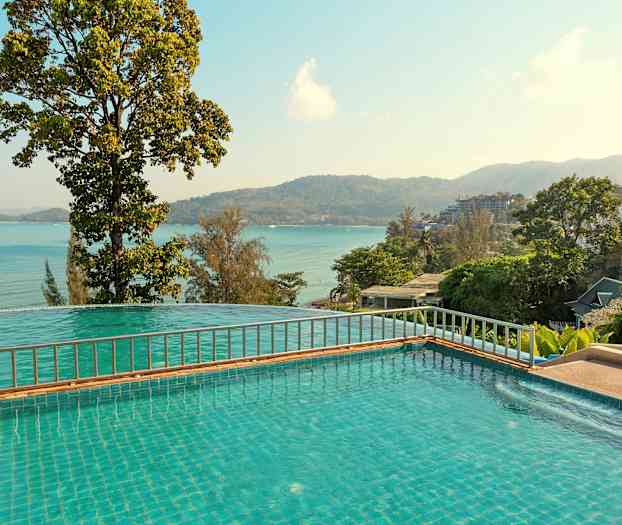 Näkymä uima-altaalta, taustalla meri ja vuoria. (Tekoälyn luoma teksti)