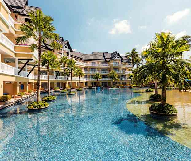 Hotelli, jossa suuri uima-allas ja palmuja. (Tekoälyn luoma teksti)