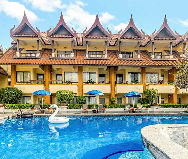Hotelli, jossa on thaimaalaisia kattodetaljeja ja sininen uima-allas edessä, mukaan lukien puhallettava joutsen. (Tekoälyn luoma teksti)