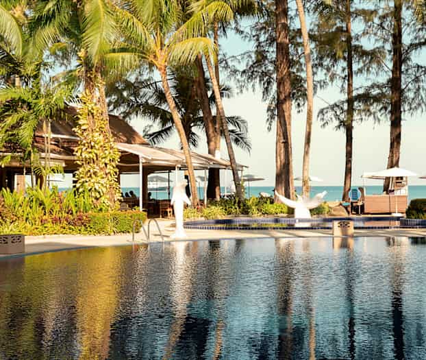 Uima-allas ja trooppisia puita, näkymä merelle. (Tekoälyn luoma teksti)