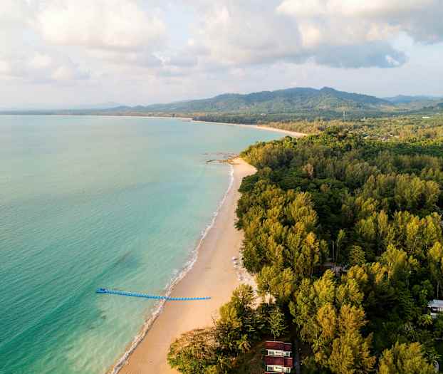 Ranta, vihreitä metsialueita ja meri. (Tekoälyn luoma teksti)