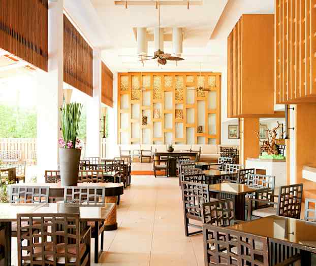 Tyylikäs hotellikahvila, jossa on puukalusteita ja moderni sisustus. (Tekoälyn luoma teksti)