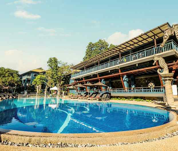 Hotellin ulkouima-allas, jonka ympärillä on aurinkotuoleja ja puita. (Tekoälyn luoma teksti)