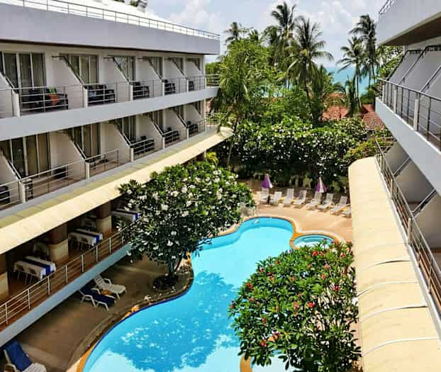 Kuva hotellista, jossa on parvekkeita, puutarha ja uima-allas. (Tekoälyn luoma teksti)