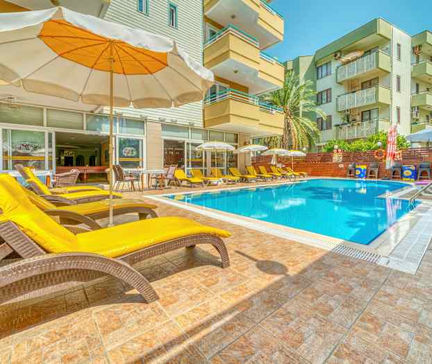 Ulkouima-allas, johon kuuluu aurinkotuoleja ja aurinkovarjoja hotellin yhteydessä. (Tekoälyn luoma teksti)