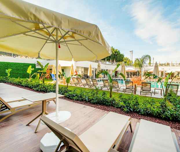 Kaksio, terassi allasalueelle päin