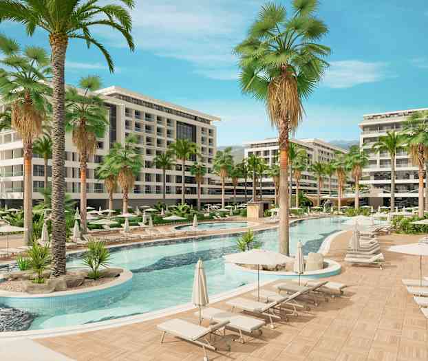 Hotellialue, jossa uima-allas, aurinkotuoleja ja palmuja. (Tekoälyn luoma teksti)