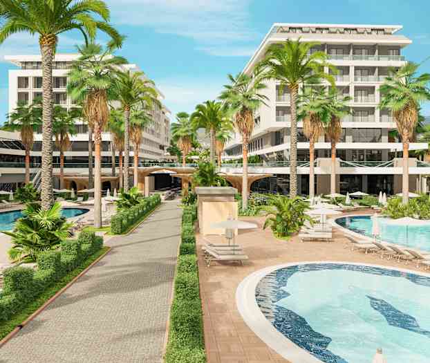 Hotellialue, jossa uima-altaita, aurinkotuoleja ja ympäröivää vehreyttä. (Tekoälyn luoma teksti)