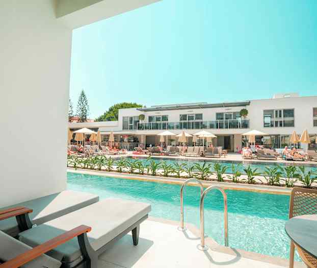 Yksityinen uima-allasalue, josta on näkymä nykyaikaiseen hotellikompleksiin. (Tekoälyn luoma teksti)