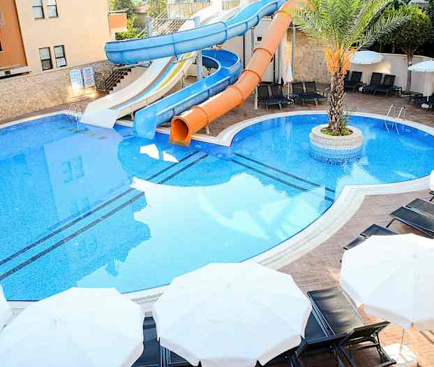 Kuva uima-altaasta, jossa on liukumäkiä ja aurinkovarjoja. (Tekoälyn luoma teksti)