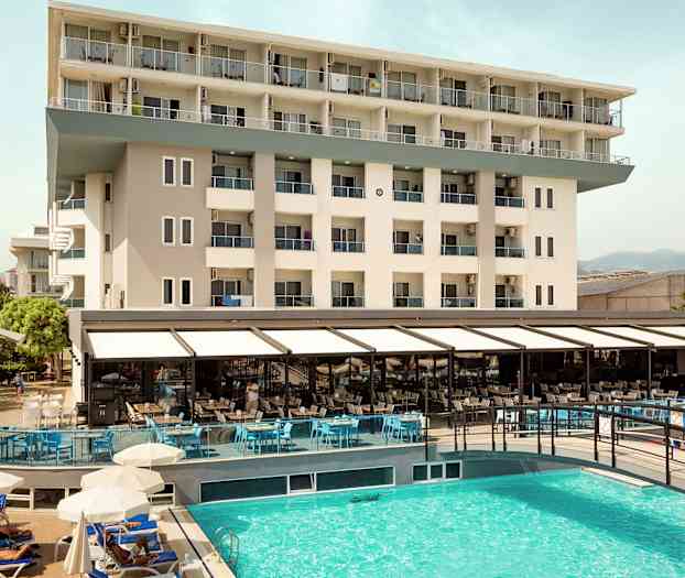 Näkymä hotellirakennuksesta ja ulkouima-altaasta. (Tekoälyn luoma teksti)