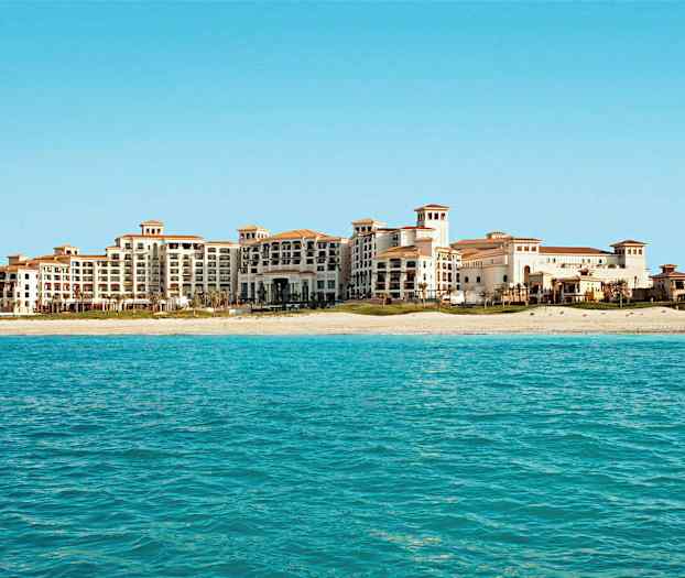 Hotellikokonaisuus, jossa on ranta ja meri. (Tekoälyn luoma teksti)