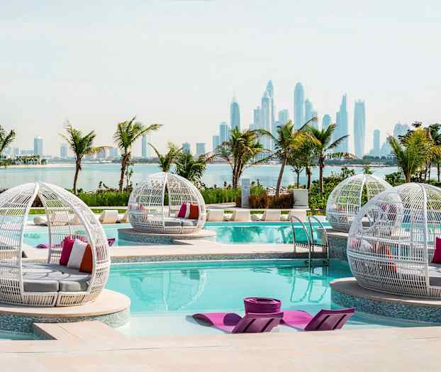 Uima-allas, jossa valkoisia istuinkalusteita ja näkymä kaupungin siluettiin. (Tekoälyn luoma teksti)