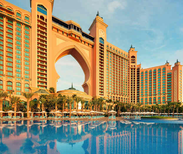 Suuri rakennus, jossa on kaari ja edessä uima-allas. (Tekoälyn luoma teksti)