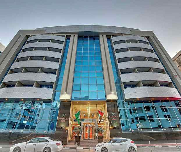 Moderni hotellirakennus, jossa on useita kerroksia ja lasijulkisivu. (Tekoälyn luoma teksti)