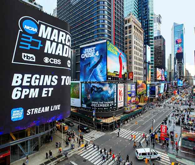 Vilkas kaupunkinäkymä, jossa on suuria digitaalisia mainoskyltttejä rakennusten julkisivuilla Times Squarella New Yorkissa. (Tekoälyn luoma teksti)